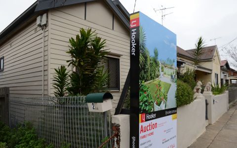哪些Suburbs的独立屋首付低于10万澳元？