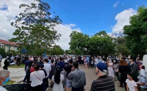 悉尼拍卖会Epping的房子以创纪录的450万澳元成交，人群蜂拥而至