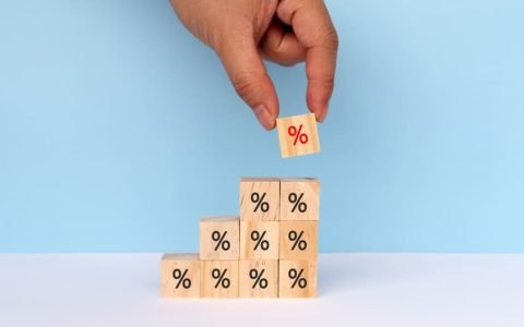 就业率跃升，8月加息可能性增加