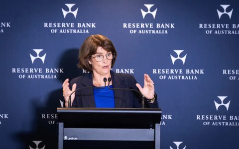 降息呼声日益高涨，Bullock 试图平息紧张情绪